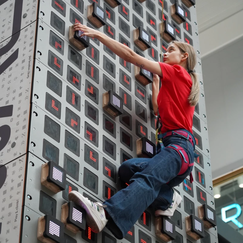 Dziewczynka grające w Plusika na SkyWall