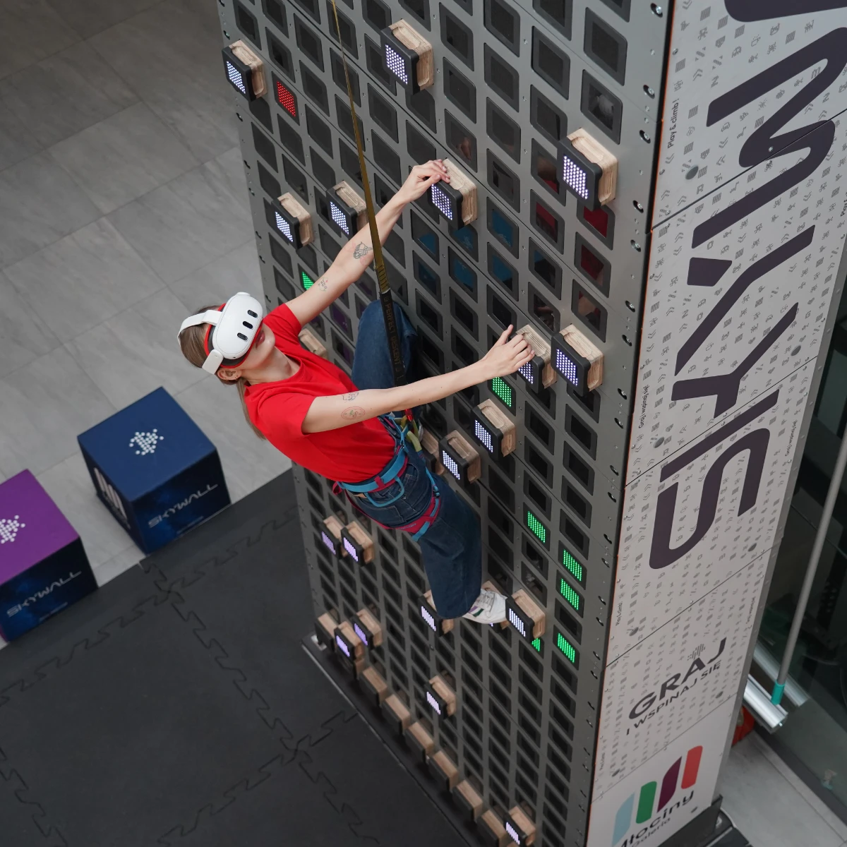 Dziewczyna w goglach VR na SkyWall